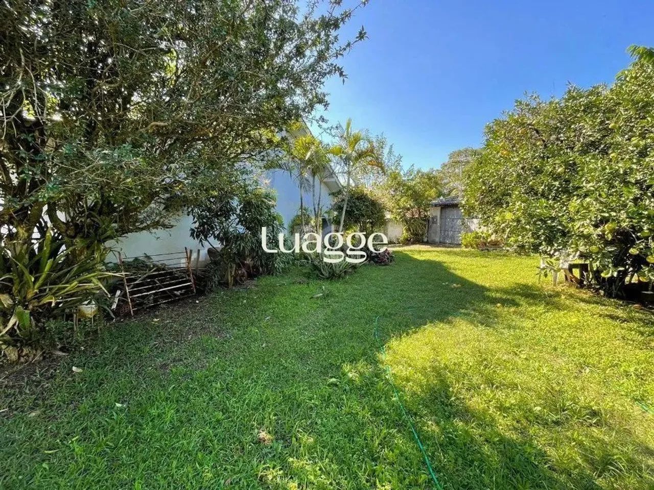 Terreno de esquina, com 429m², está situado no coração do bairro Medianeira