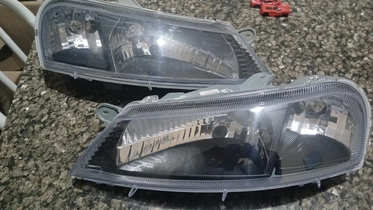 Par de farol celta 2001 marcará negra