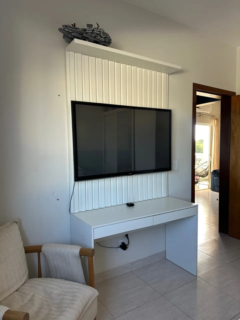 Penteadeira com painel ripado