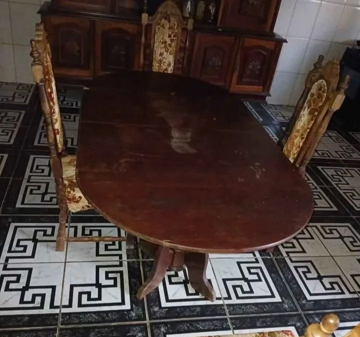 Mesa de jantar<br>Está com 4 cadeiras<br>Mas cabe até 8<br>Em madeir
