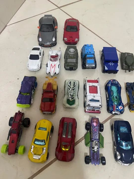 Lote de 30 Carrinhos sendo 18 Hot Wheels - Foto 2