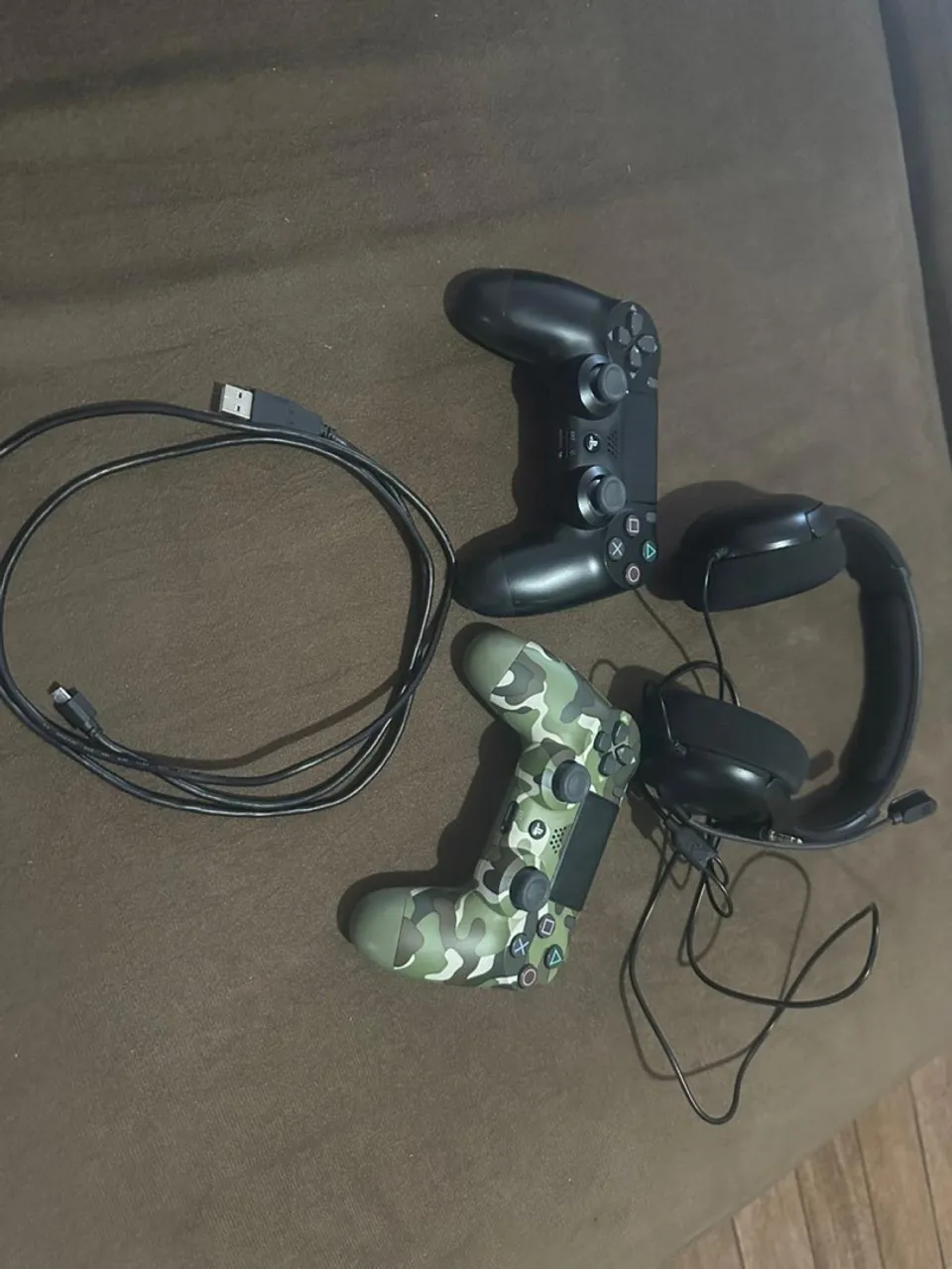Playstation 4 com 2 Controles, Headset e Cabos