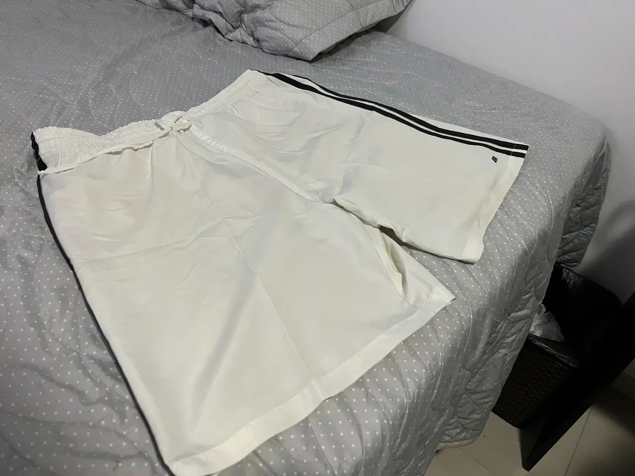 Bermuda Esportiva Branca Tactel com Listras Pretas M/G - Foto 4