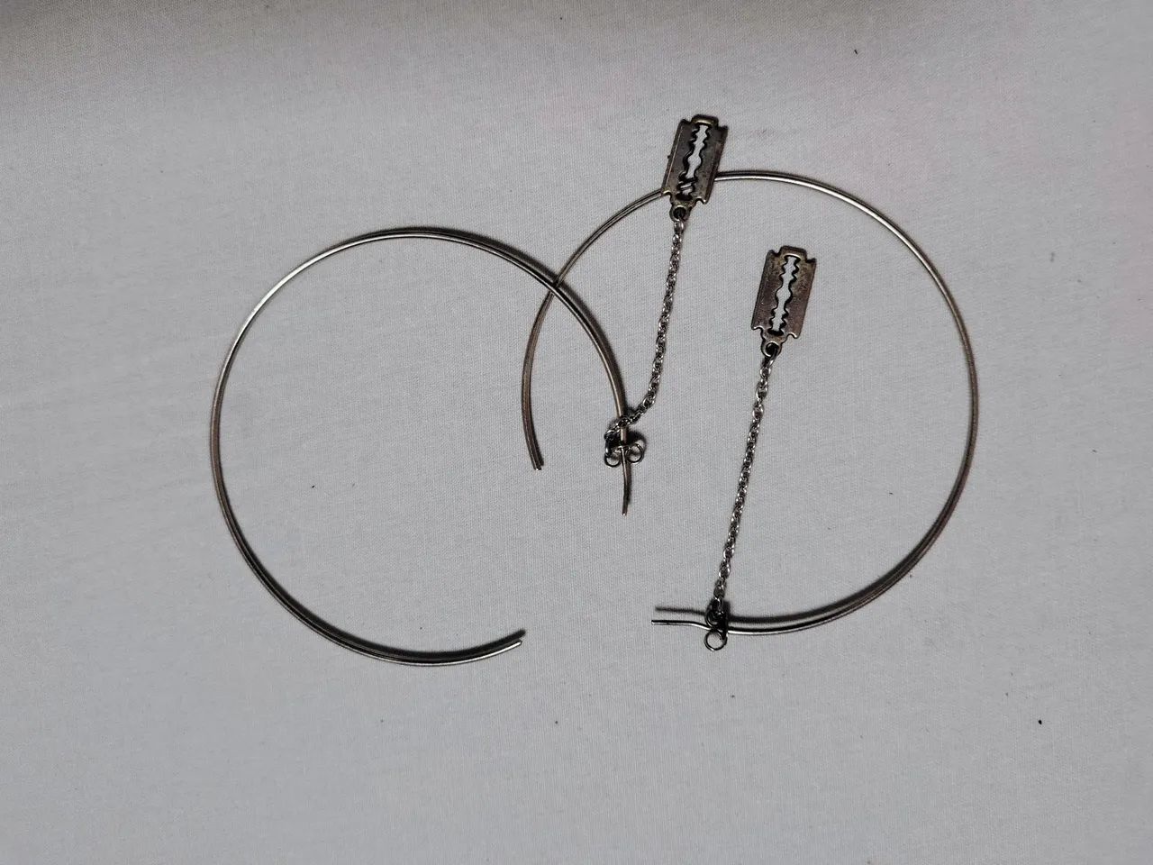 argola com pingente de gilete (com tarraxa)