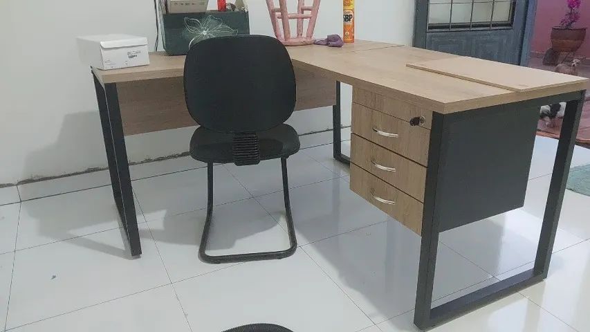 Mesa para escritório, armário duas portas e 1 cadeira.  - Foto 2