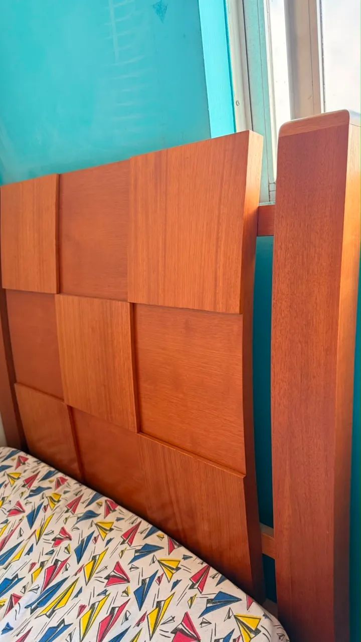 Cama de solteiro de madeira já com colchão