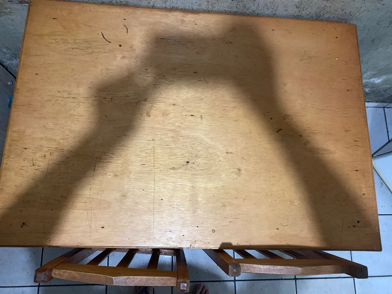 Mesa de madeira com 2 cadeiras