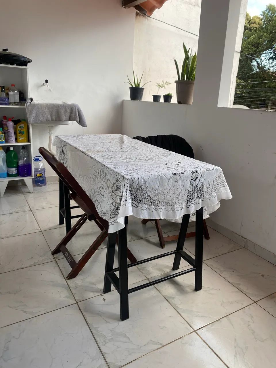 Mesa de vidro e pés de ferro 