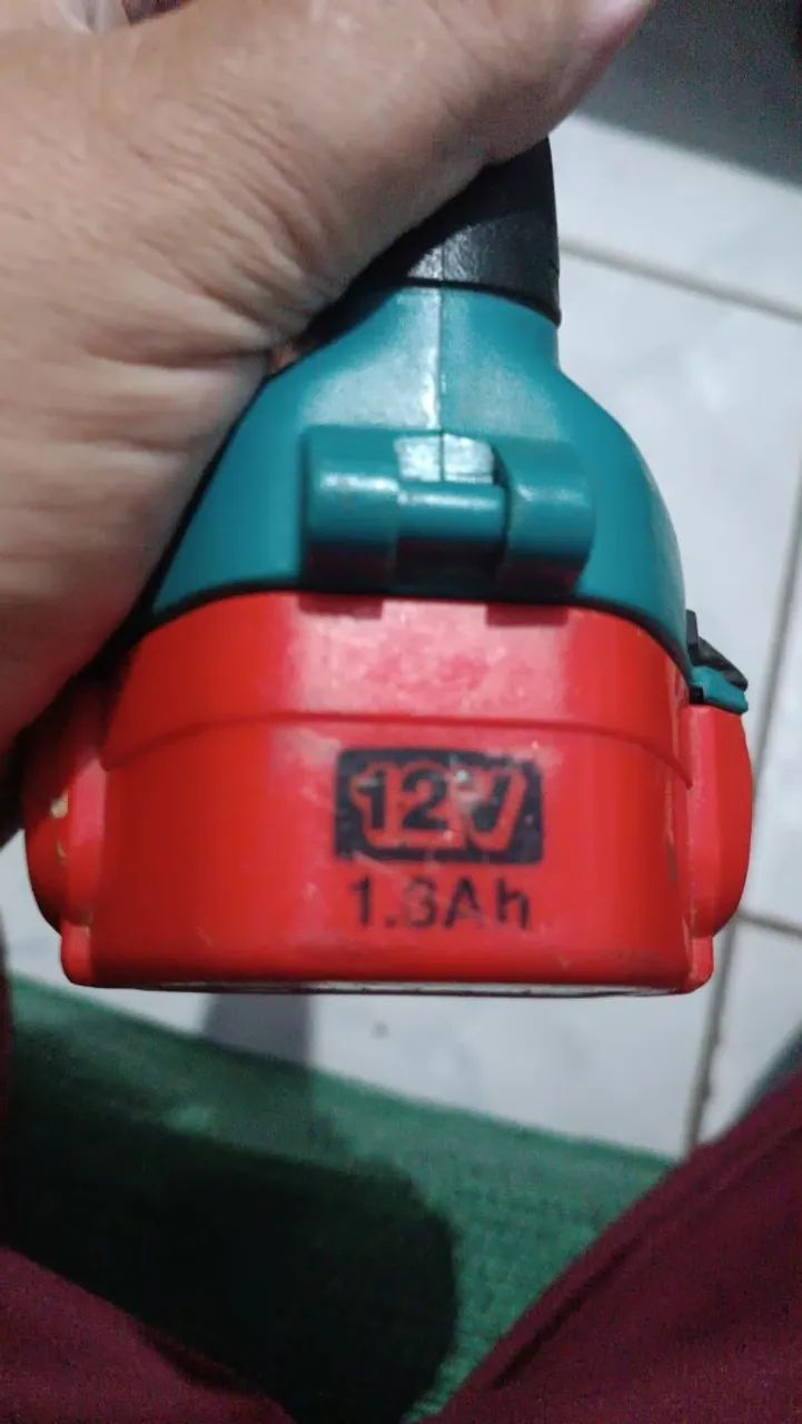BaixeParafusadeira/Furadeira Makita 12V - Precisa trocar bateria  -Usada<br>Bateria viciada - - Foto 3