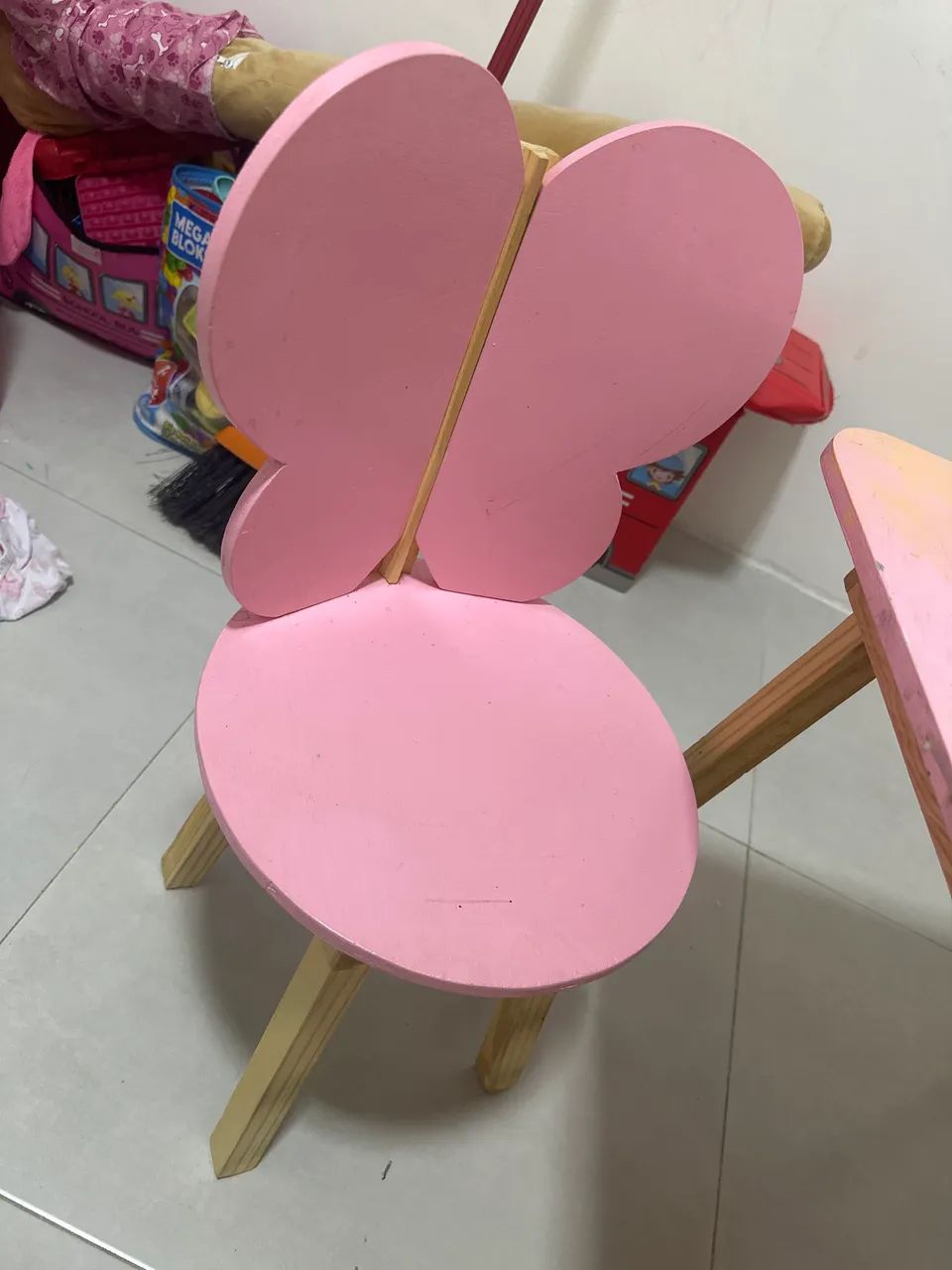 Mesa de menina com cadeira de borboleta  - Foto 2
