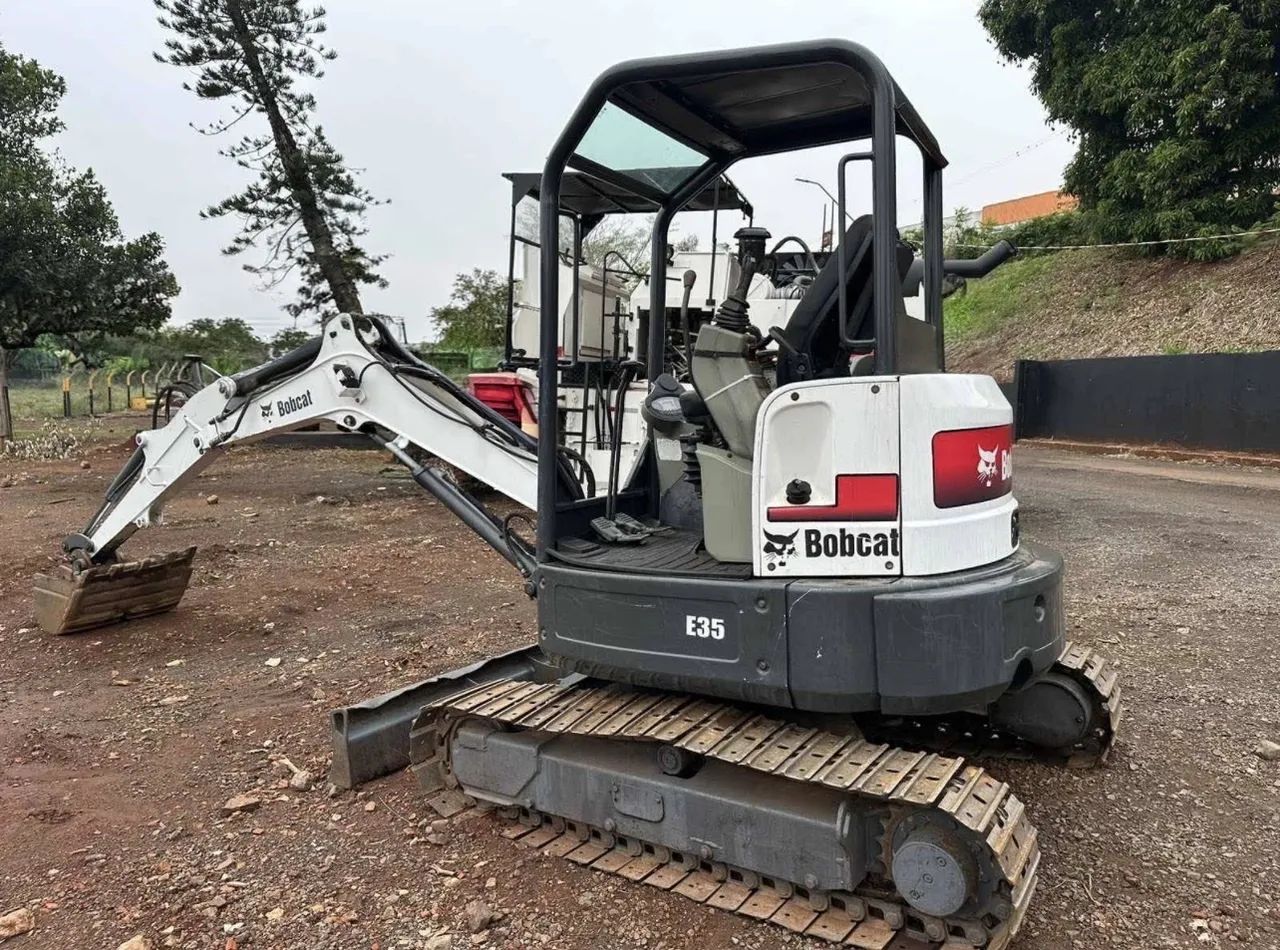 Miniescavadeira Bobcat E35 ano 2015, com 8.650 horas, em SP