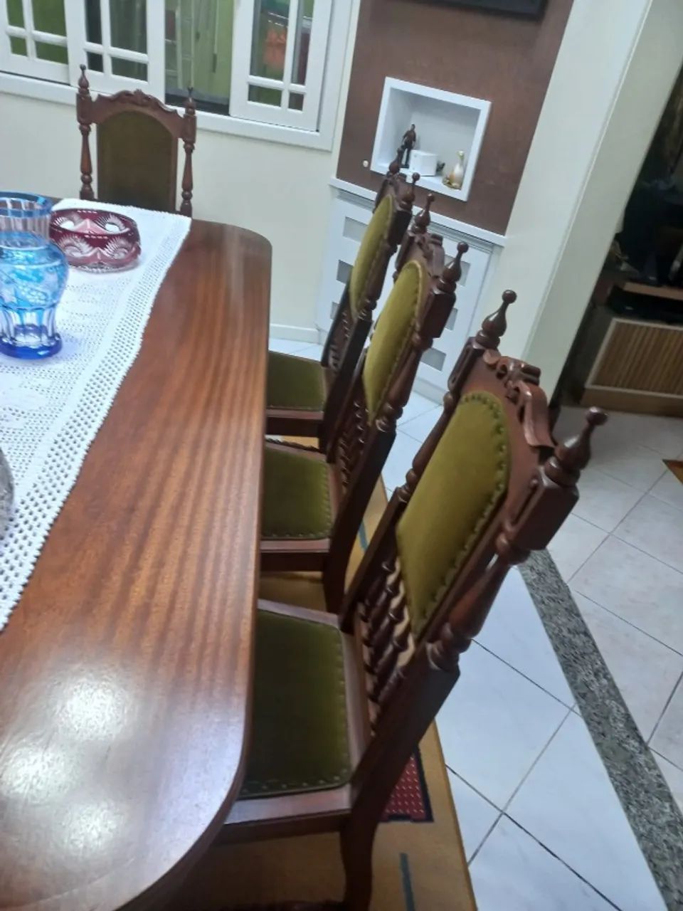 vendo jogo colonial com mesa e armario  - Foto 4