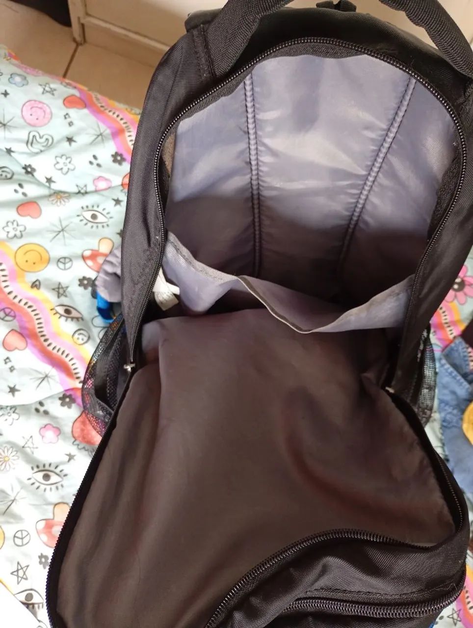Vendo mochila grande preta com azul reforçada - Foto 4