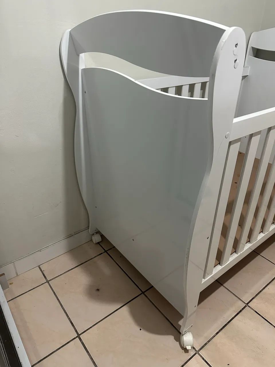 Berço americano branco com rodinhas - Foto 4