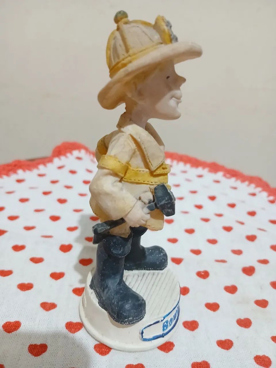 Bombeiro ( bibelô de resina) - Foto 2