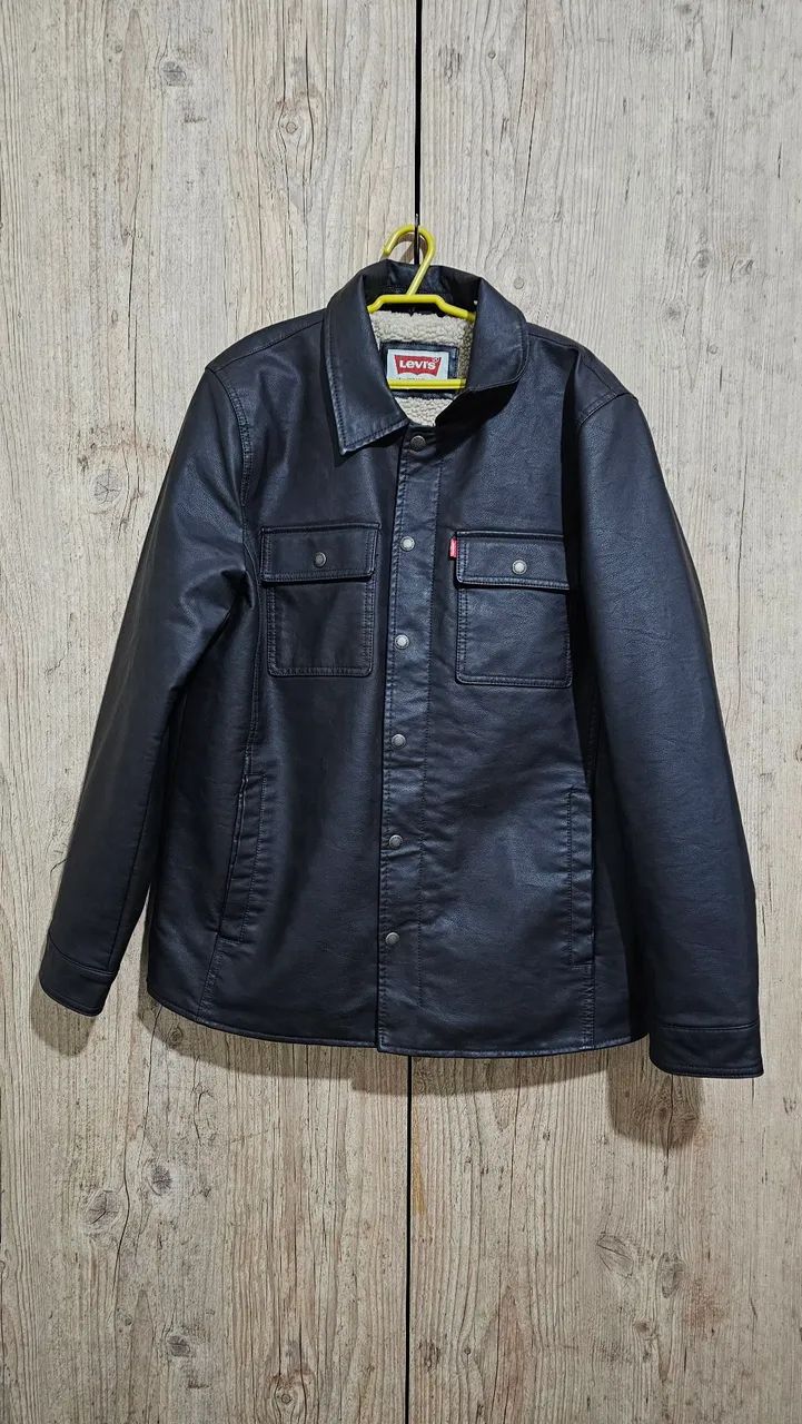 Jaqueta Levi's couro sintéticos marrom e forrada em sherpa