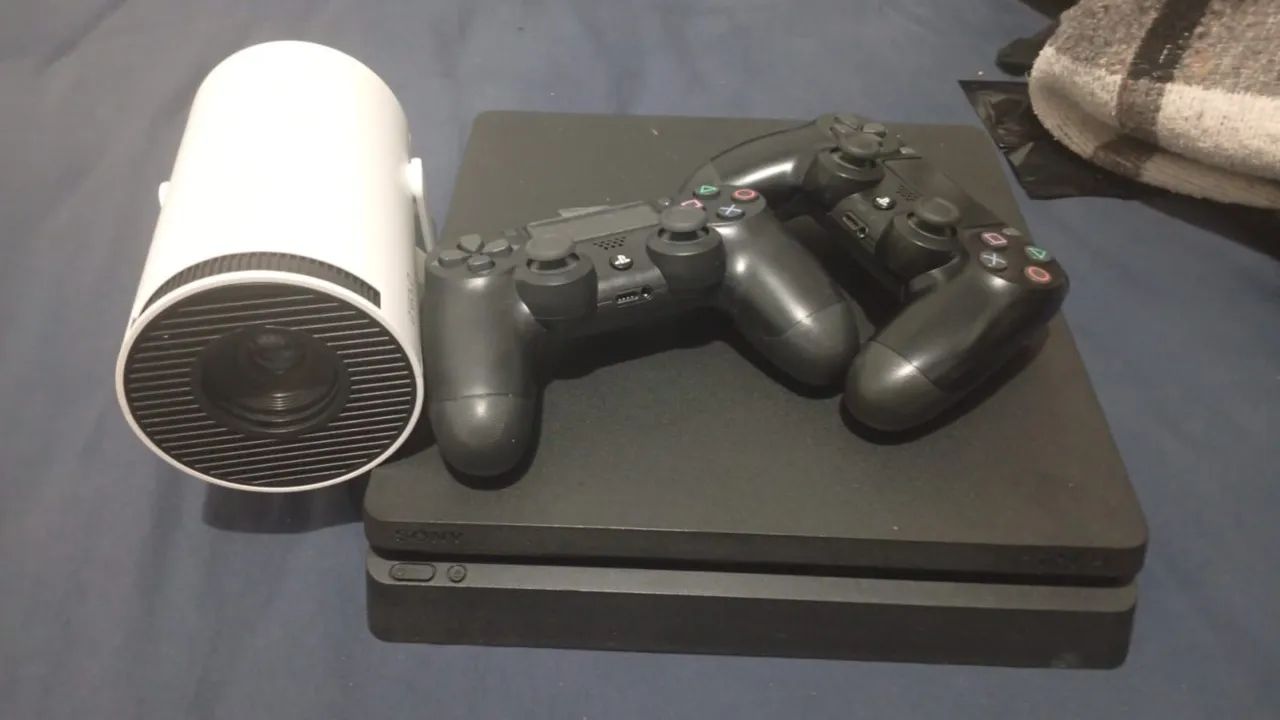 Vendo PS4, com duas manete.