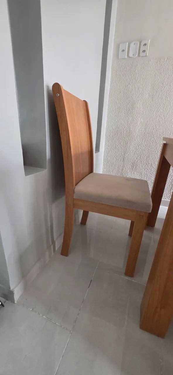 Mesa de jantar de madeira com 8 cadeiras - Foto 4