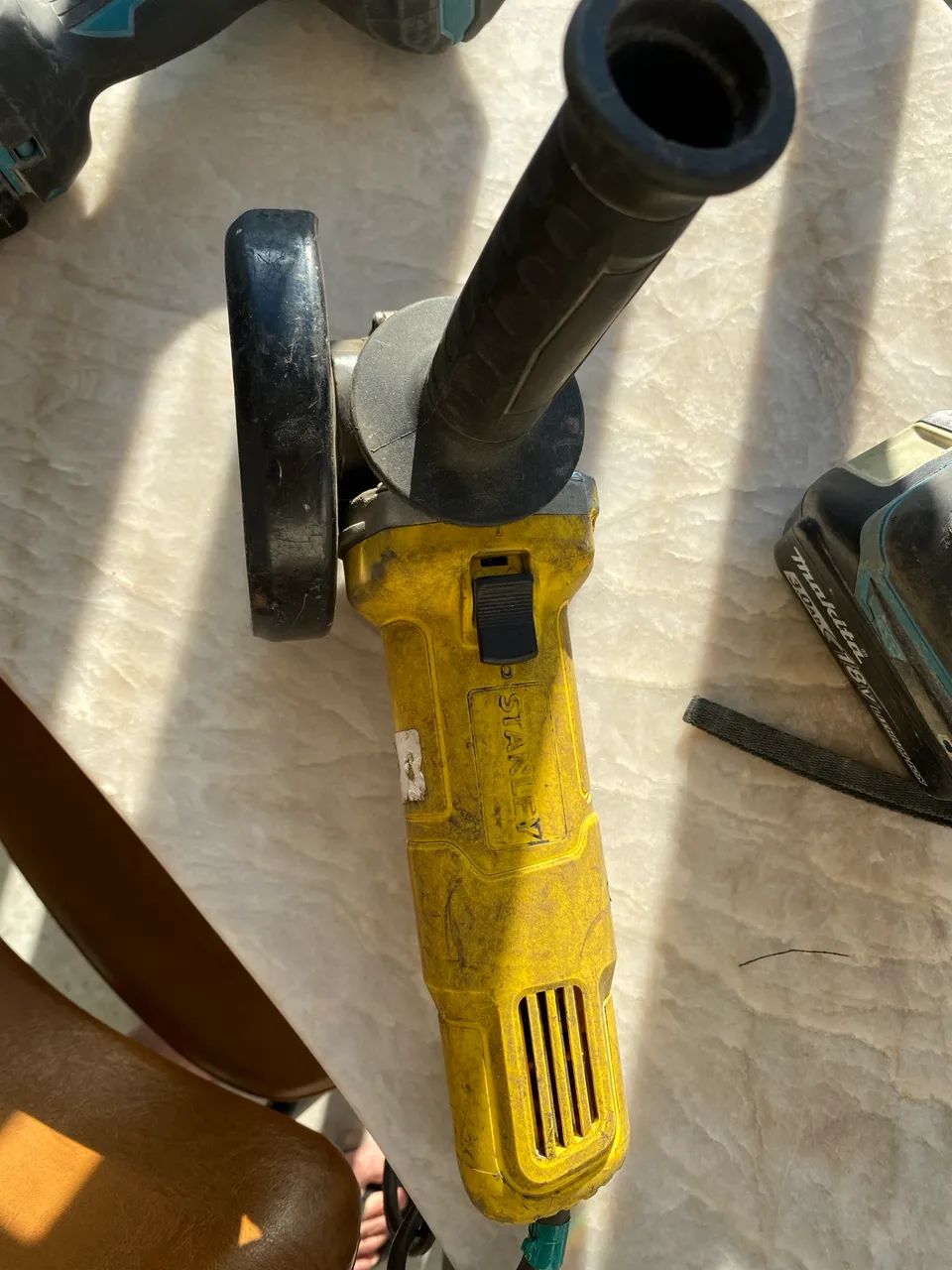 Esmerilhadeira Angular 115mm 800W DeWalt - Foto 2