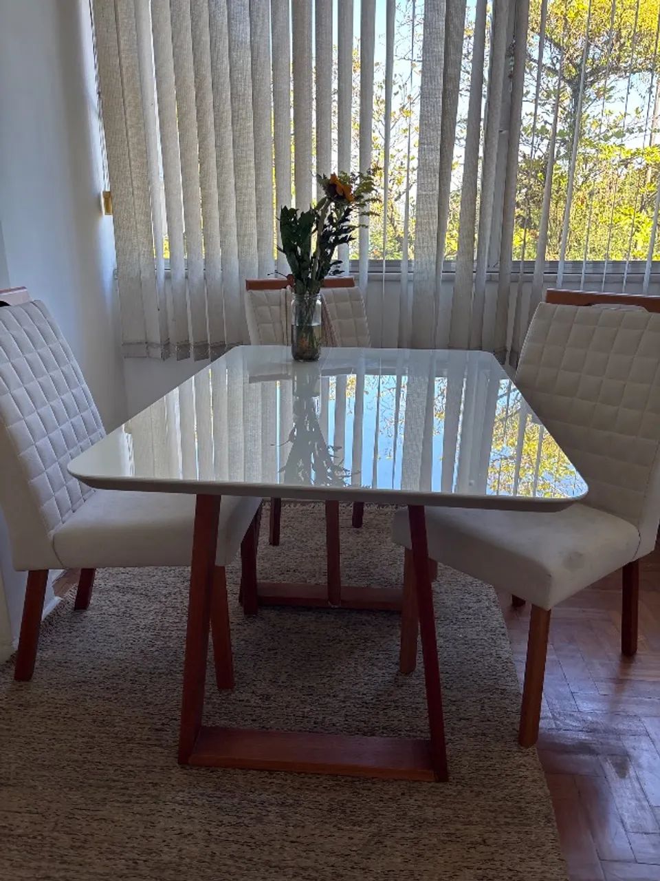 Mesa de jantar retangular com 4 cadeiras