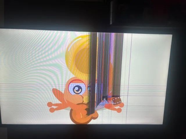 TV Aiwa 43 funcionando - tela quebrada