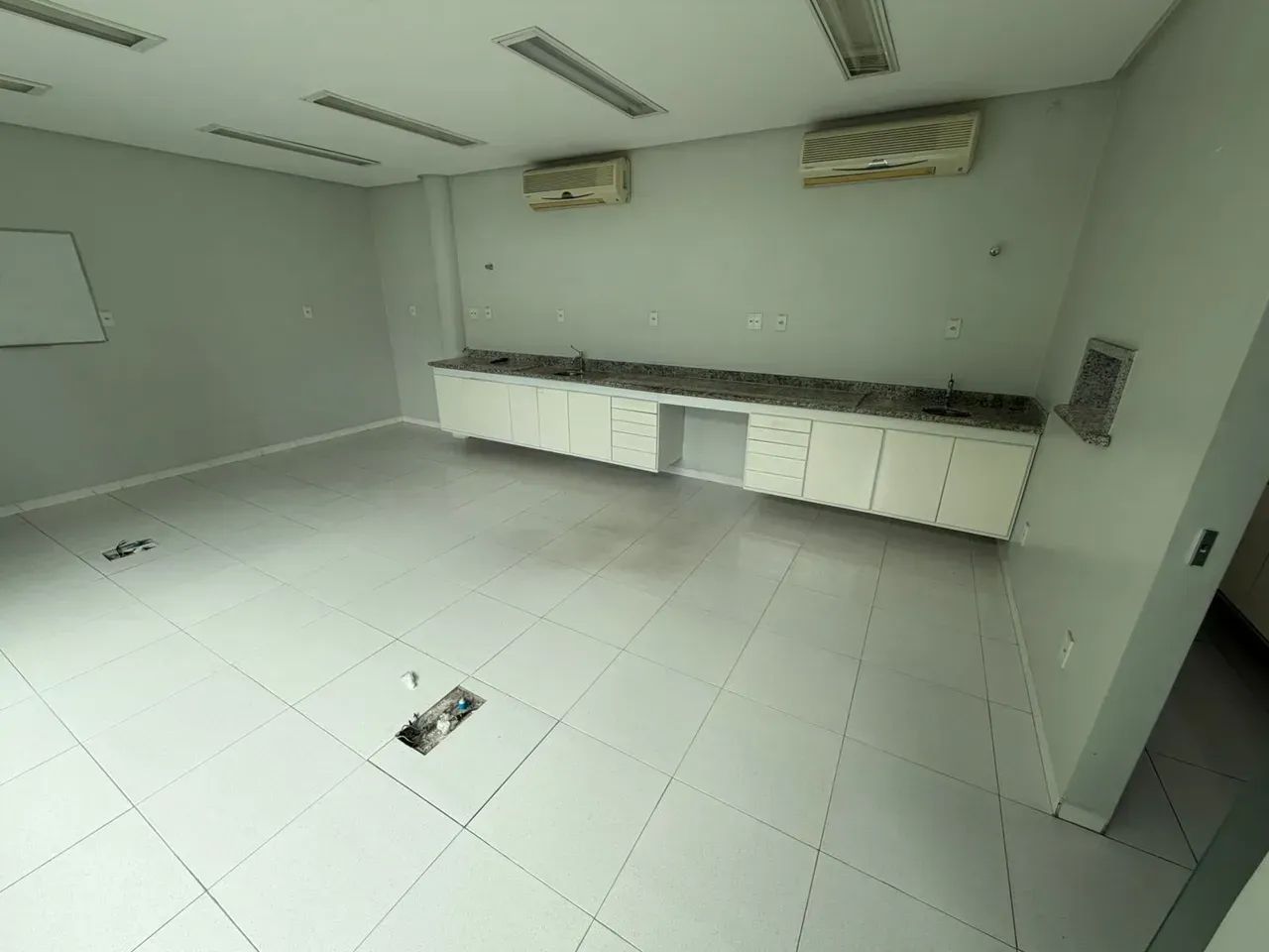 Chapada / Sala Comercial 65m2 / 9 8 1 0 6 32 3 1