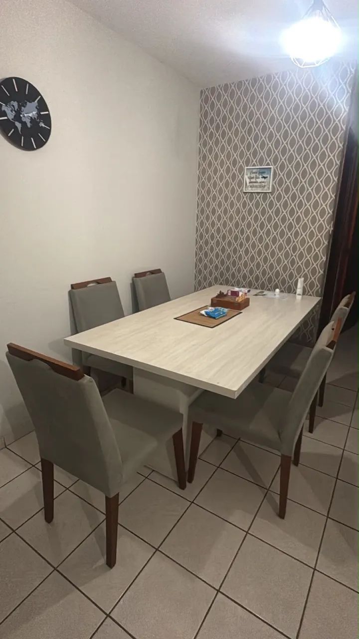 Mesa e 5 cadeiras novinho