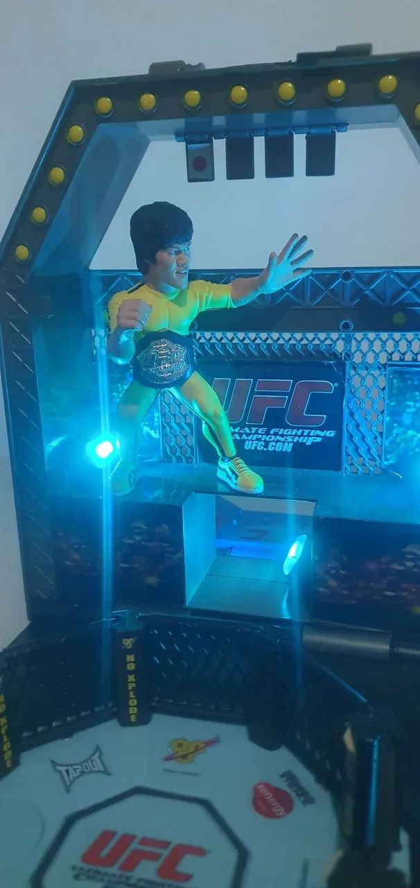 BONECO RARO EXCLUSIVO BRUCE LEE UFC ROUND 5 EDIÇÃO LIMITADA  PARA COLECIONADORES - Foto 2