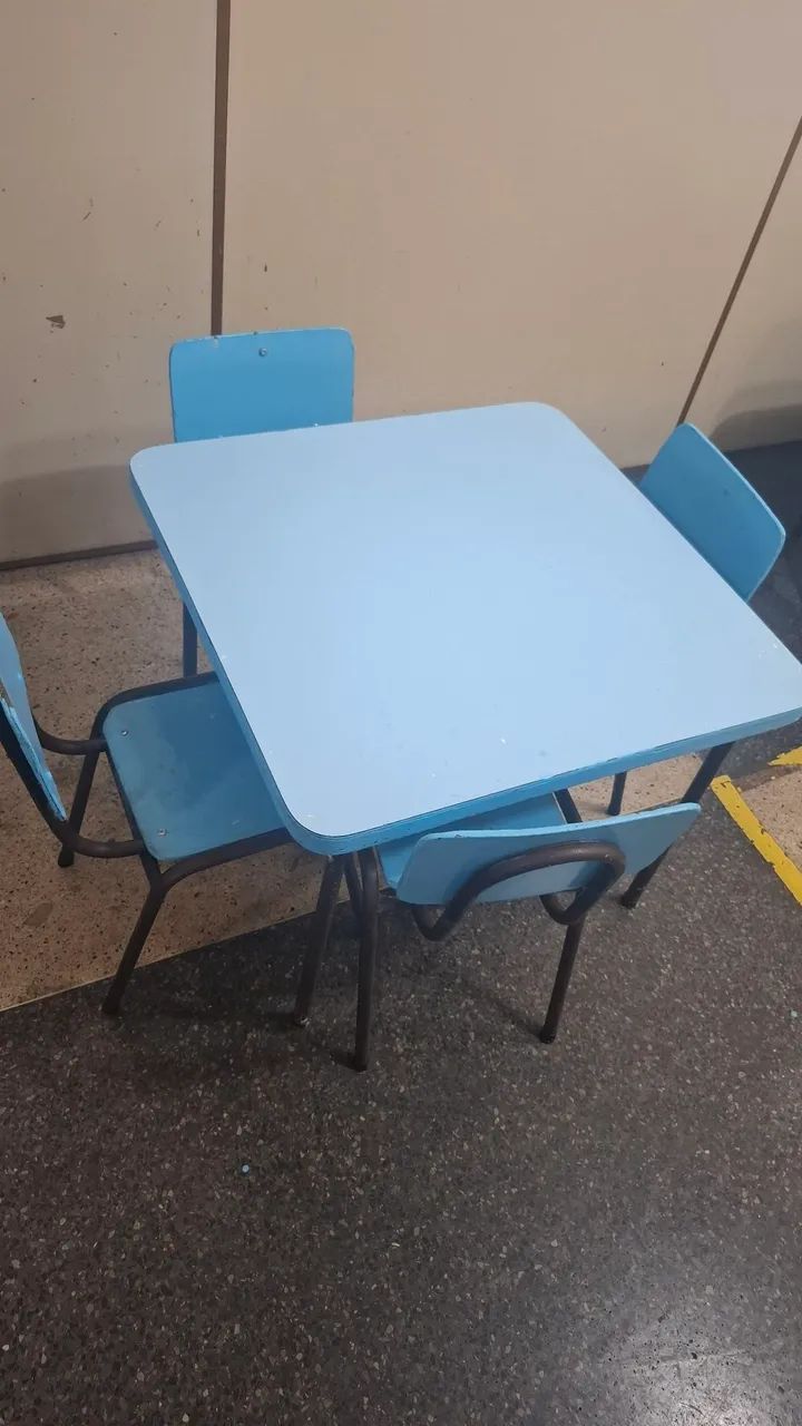 Vende-se móveis escolares