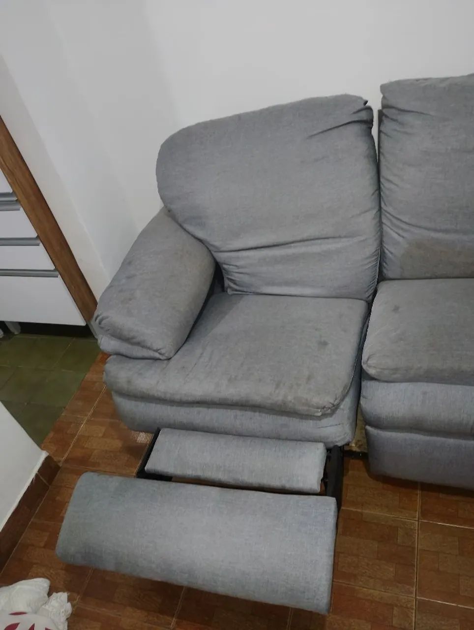 Vendo sofá retrátil ambos os lados sem nenhum defeito perfeito está sujo não manchado  - Foto 2