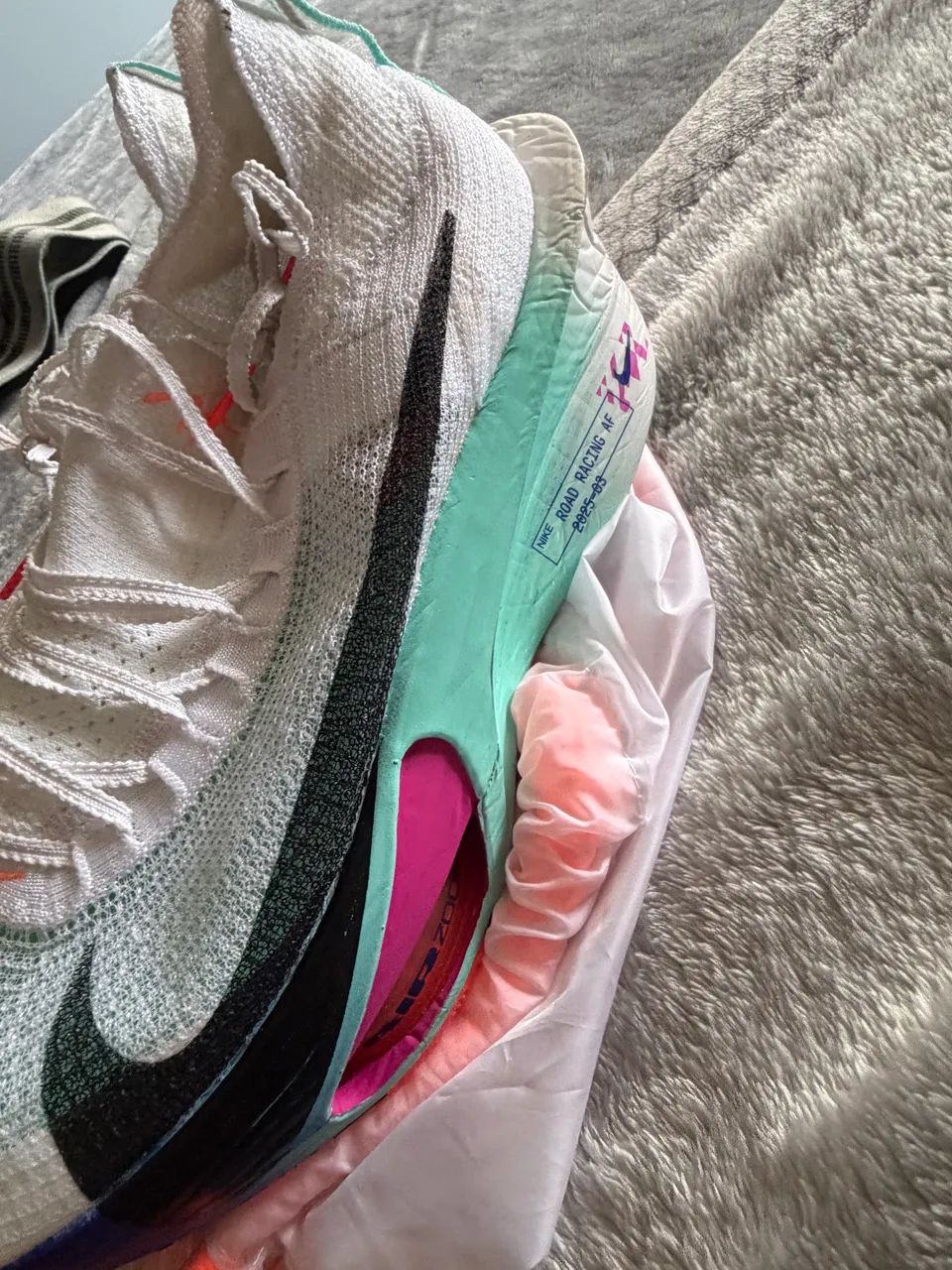 NIKE AIR ZOOM ALPHAFLY 3 - ORIGINAL COM NOTA FISCAL TAMANHO 42 | ESTADO IMPECÁVEL  - Foto 2