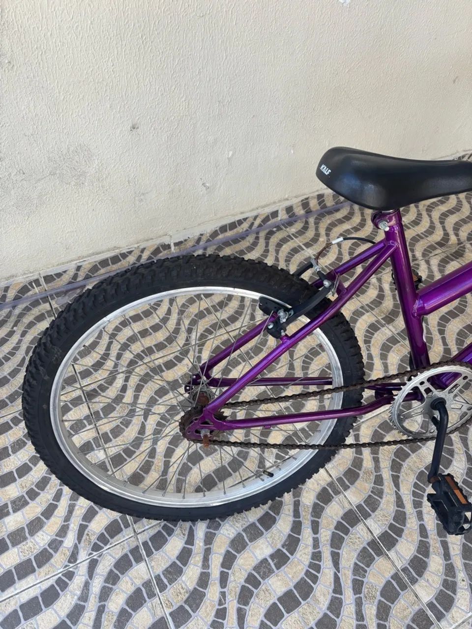 Bicicleta aro 24 lilás. Com cestinha - Foto 3