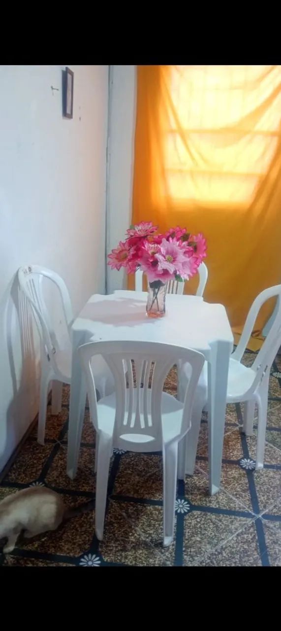 Vendo mesa 4 cadeiras novinha 