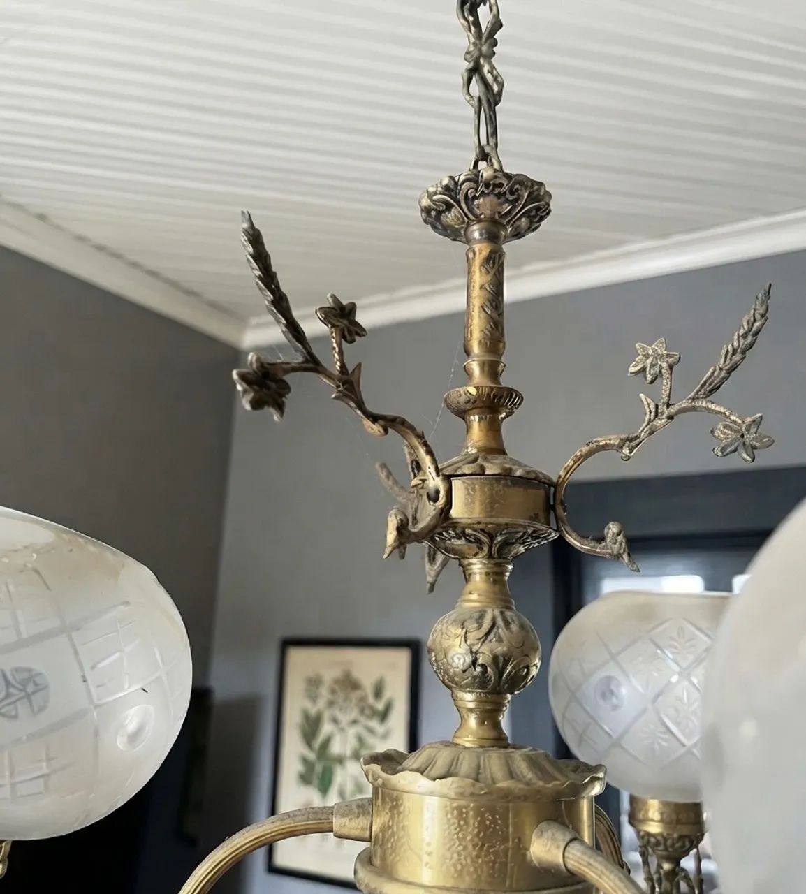 Lustre colonial com 3 cúpulas 