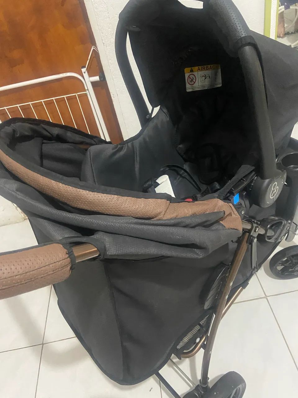 Carrinho de bebê e bebê conforto - Foto 2