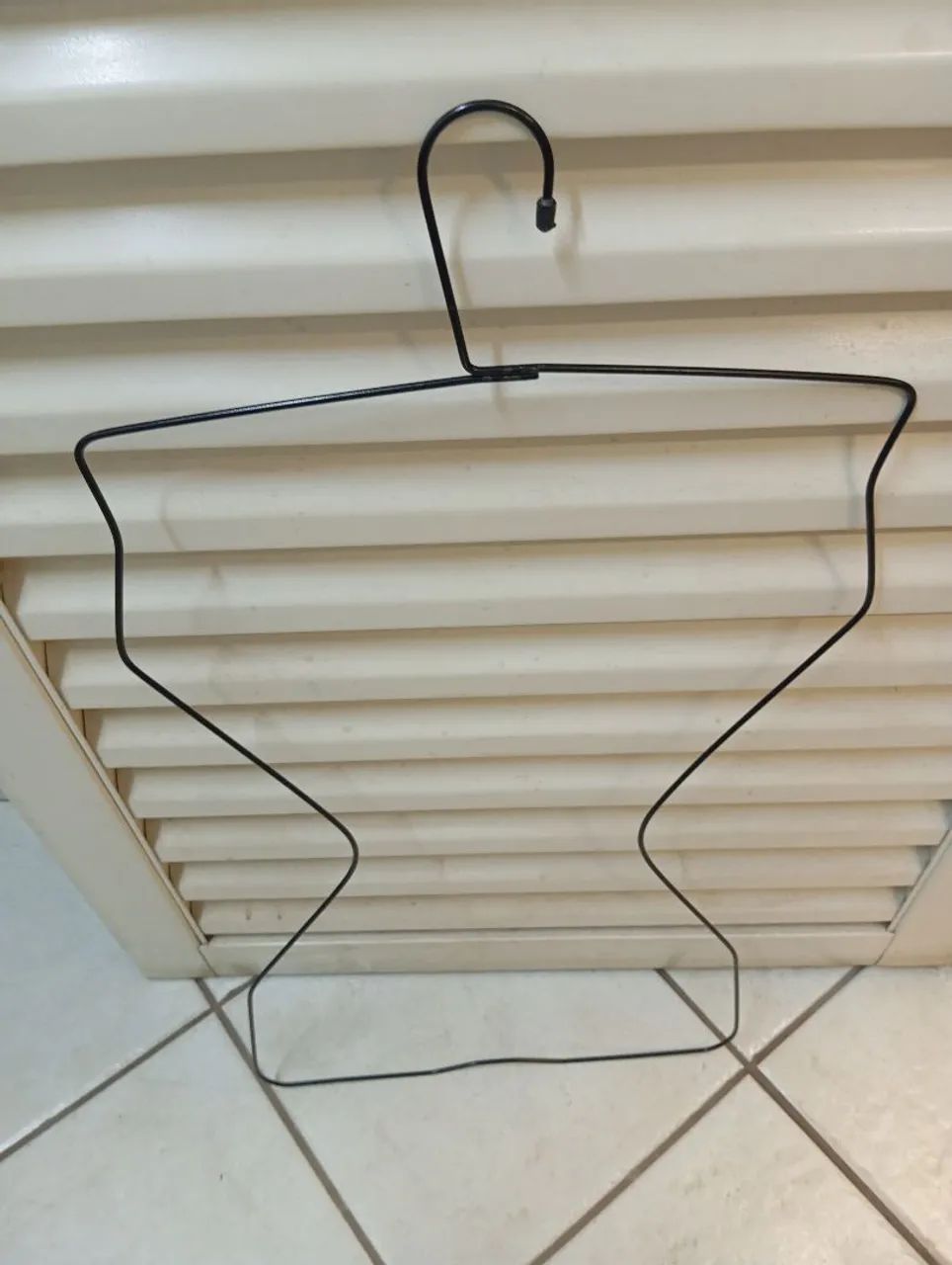 Cabides aramados e acrílicos 