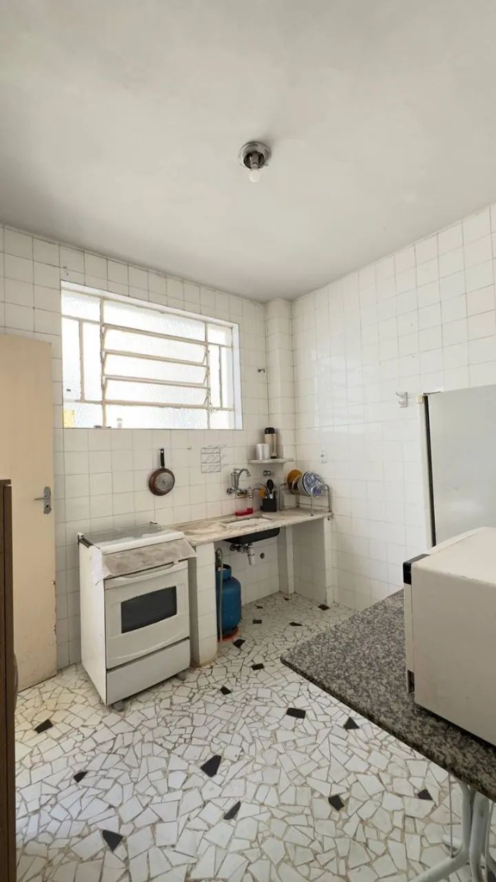 Quarto grande mobiliado com armário, cama, mesa e black-out. - Foto 3
