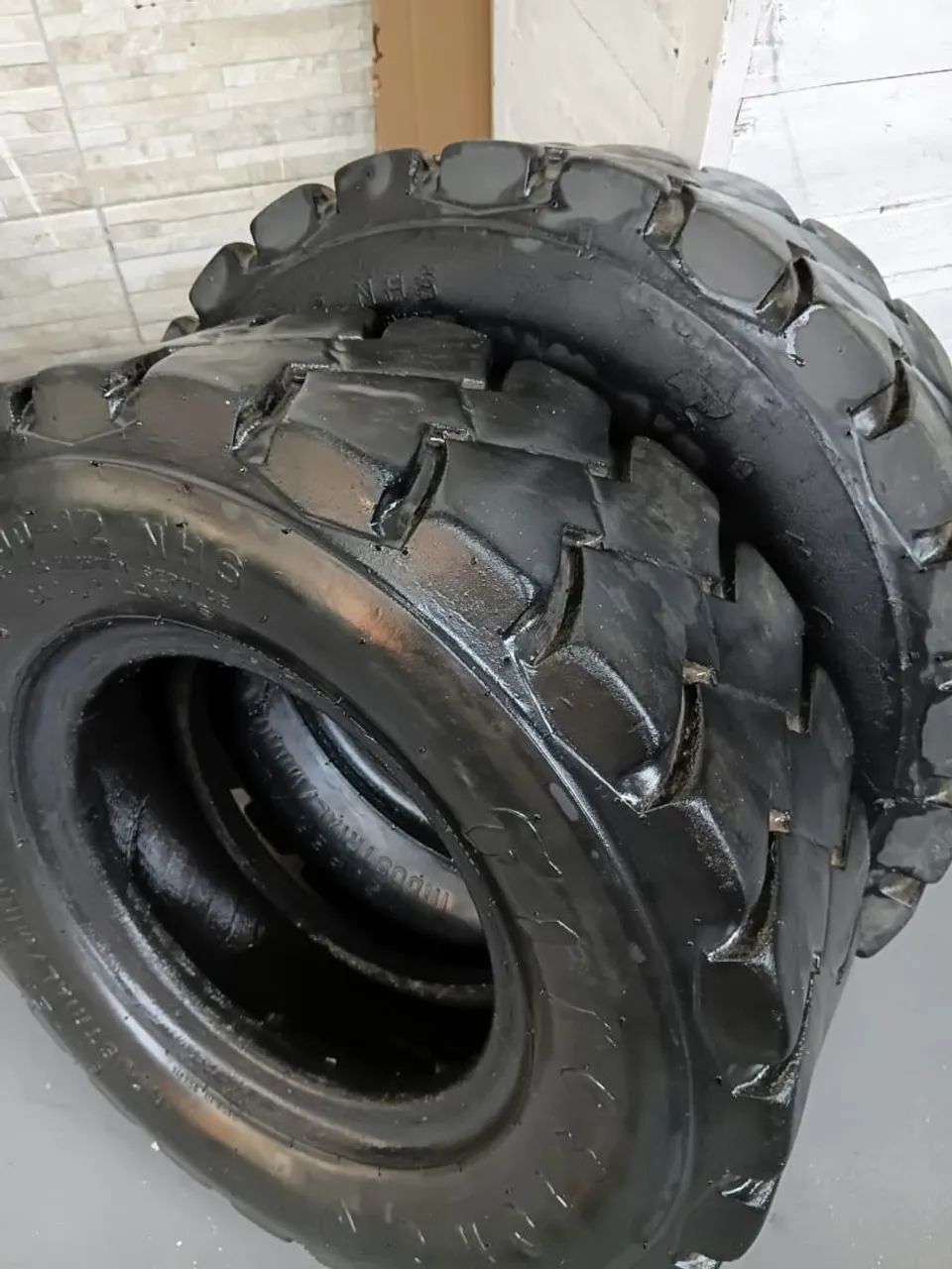Vendo pneus seminovos de empilhadeiras tenho pneus maciços e com câmeras 
