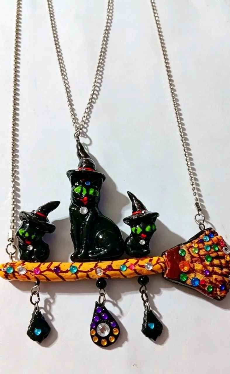 Colar Halloween com pingente Salém 2 gatos com vassoura a  peça  - Foto 3