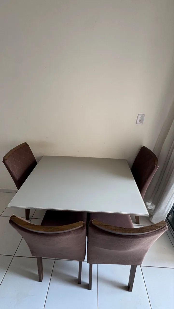 Mesa de jantar com 4 cadeiras 