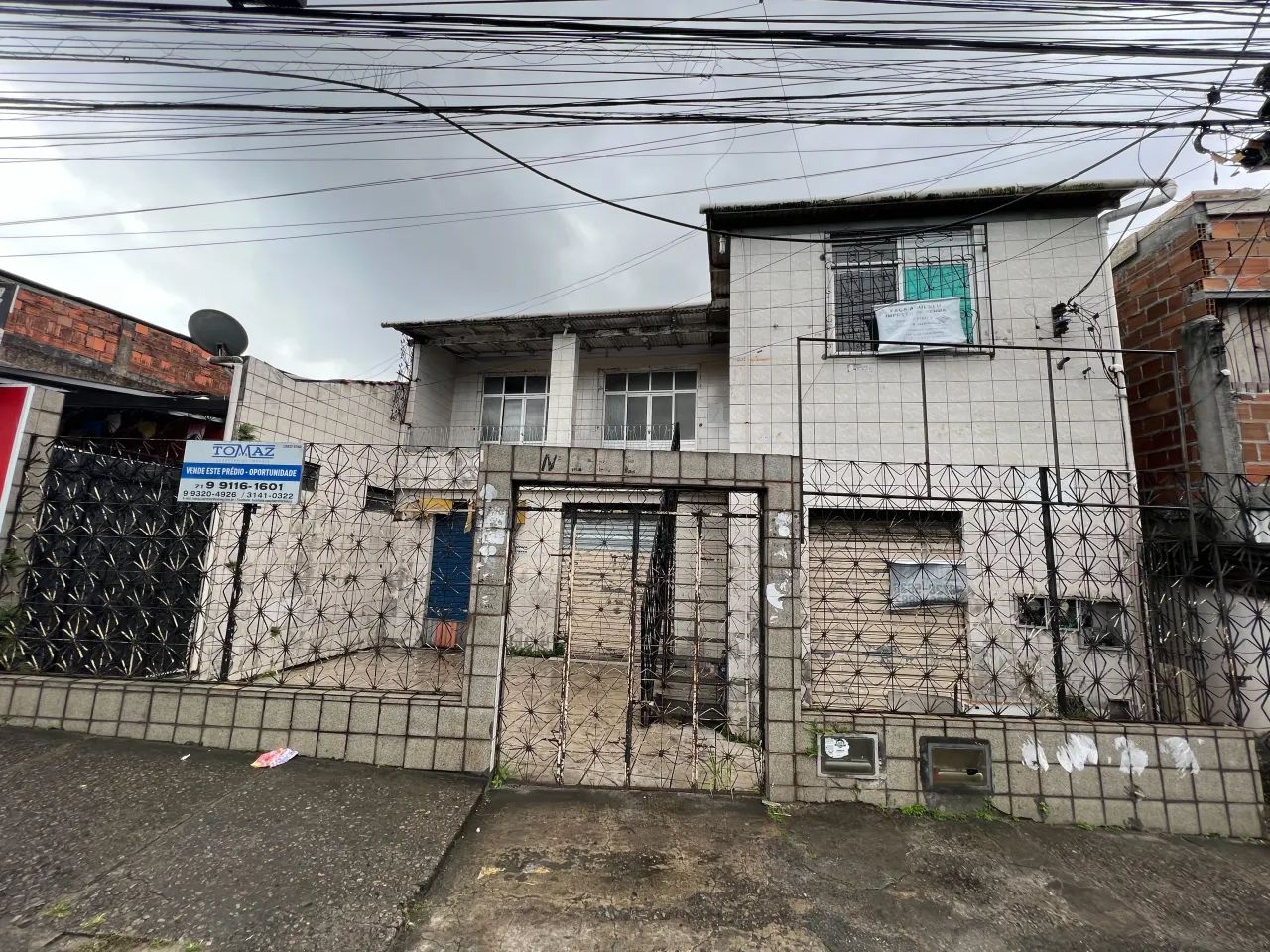 Vendemos Prédio com 3 pavimentos na entrada do Pau Miúdo