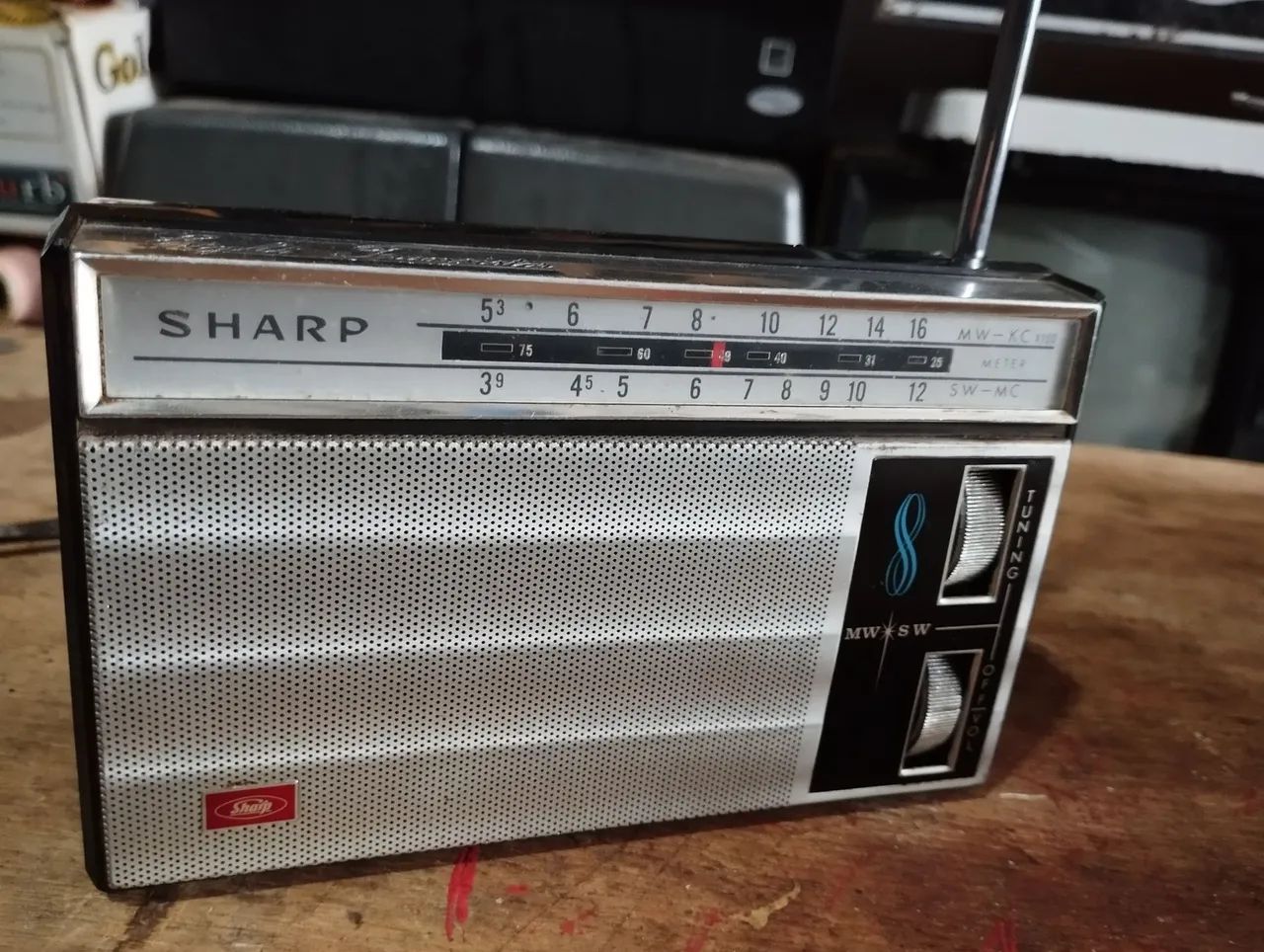 Rádio antigo de mão Sharp AM, funcionando. - Foto 2