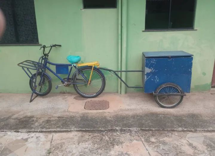 Bicicleta cargueiro acompanha carretinha para vender lanche na rua * entre em