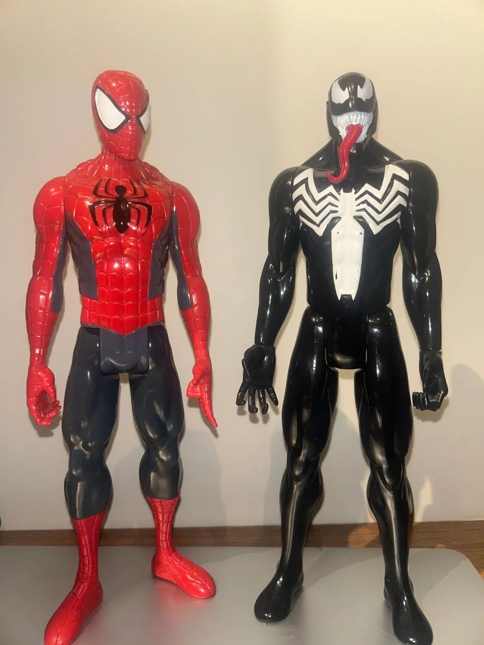 Bonecos do Homem Aranha e Venom - Foto 2