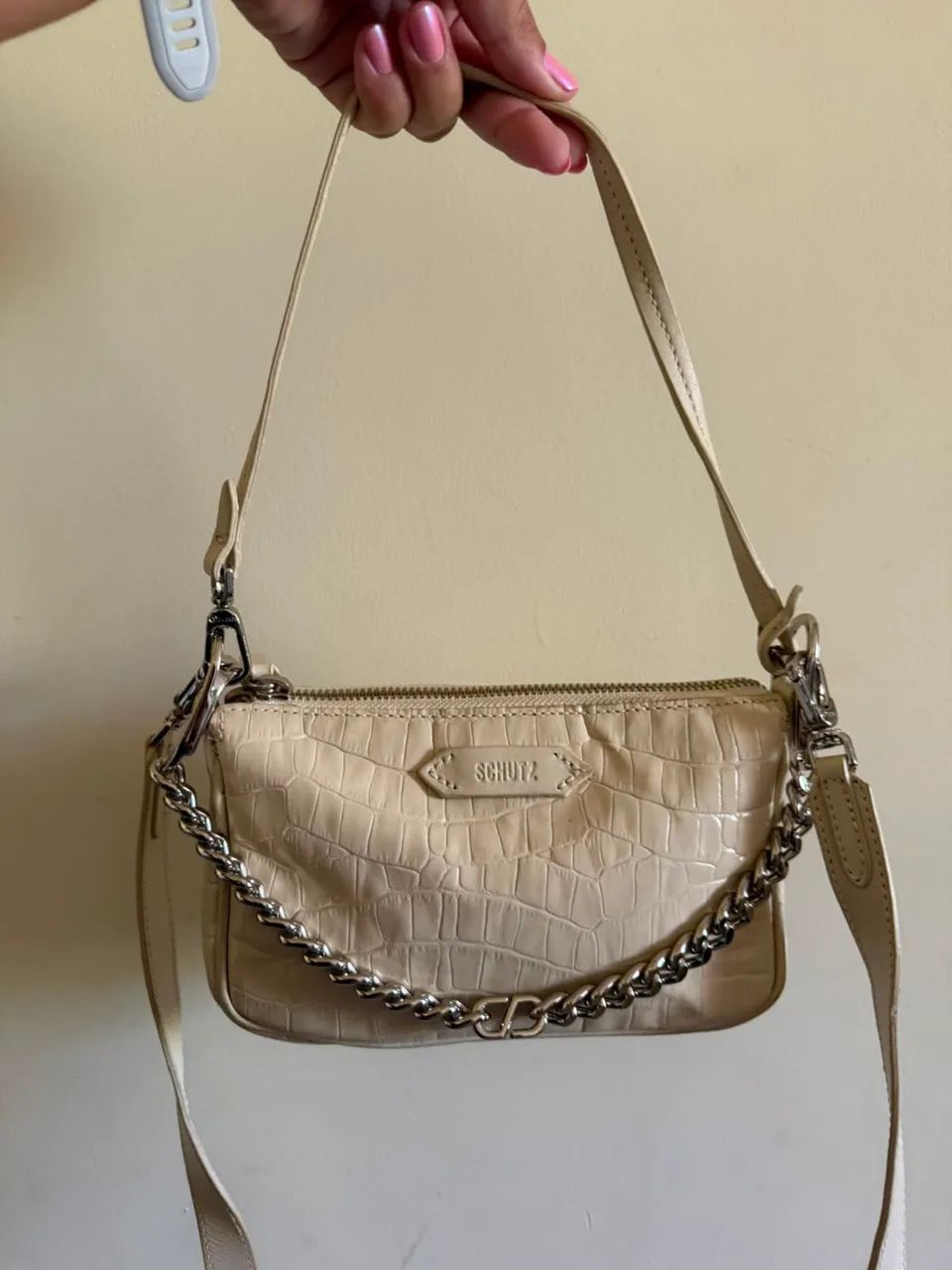 Bolsa Schutz branca com corrente  - Foto 3