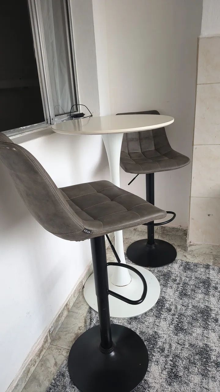 Mesa bistrô com banquetas giratórias 