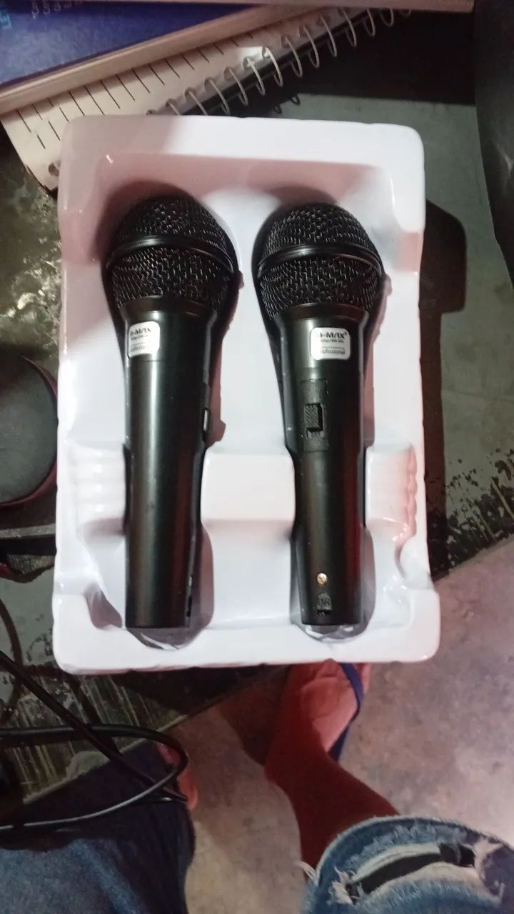 Microfone dinamico com fio profissional par em perfeito estado vem com dois fios 