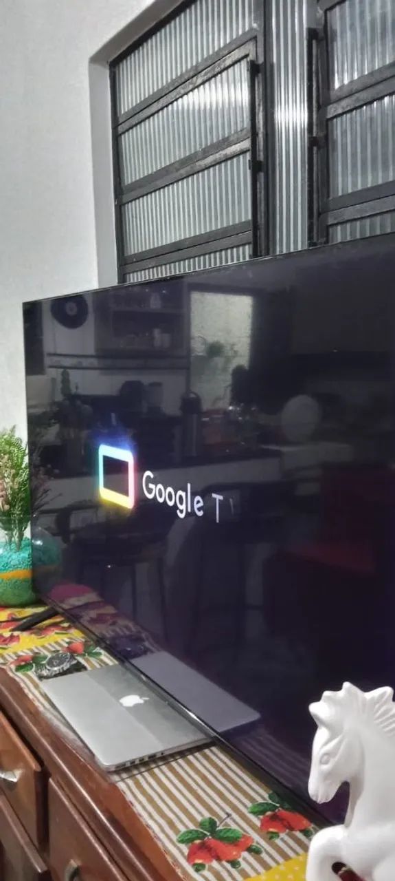 Vendo essa tv da marca TCL de 50 polegadas SMART completa com pé e controle  - Foto 2