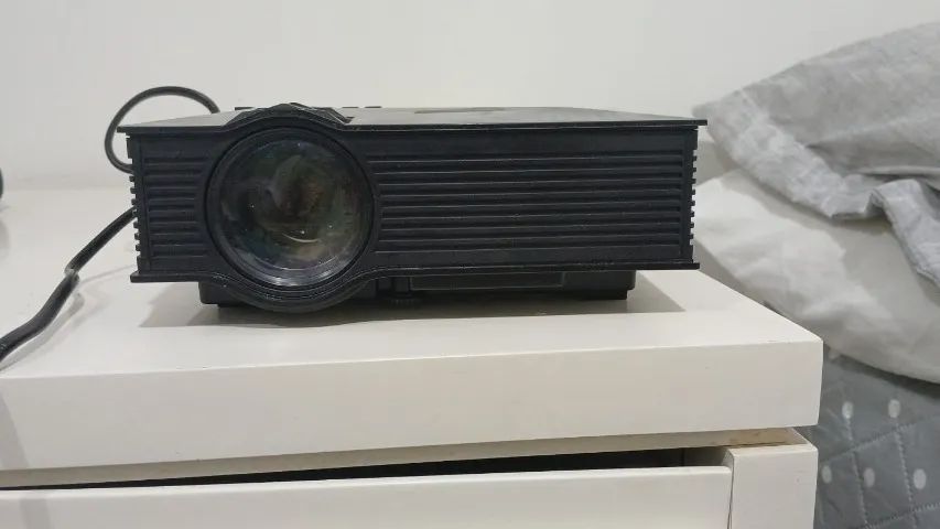 Projetor Unic compatível com PC, notebook celular e tablet