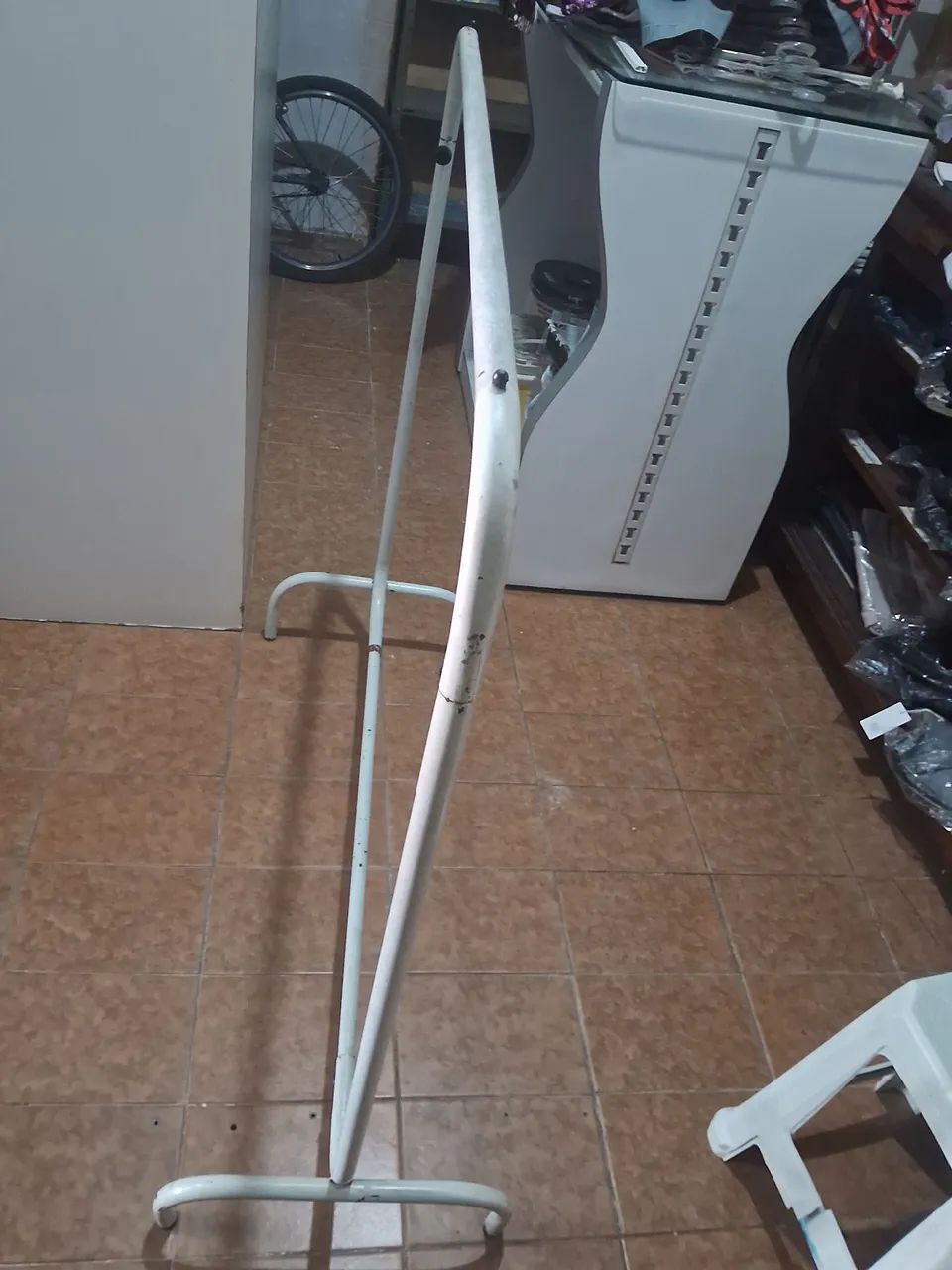Arara de roupa móvel  - Foto 2